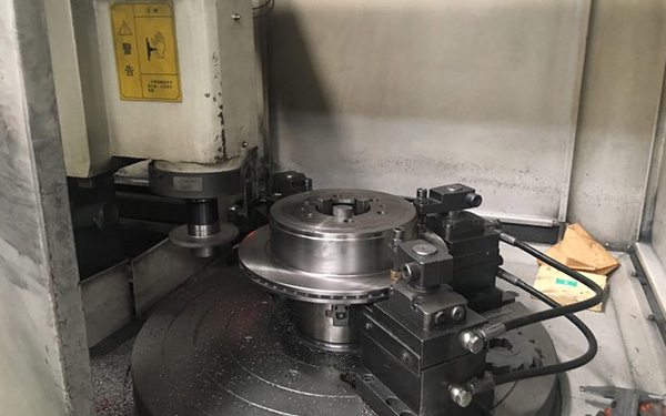 廠家生產(chǎn)設(shè)備：動(dòng)平衡切削一體機(jī)